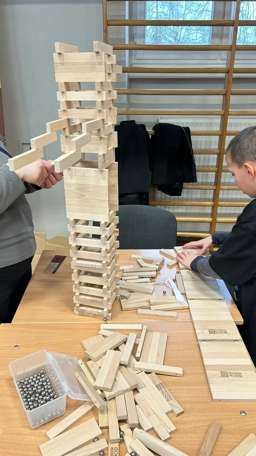 Wysoka wieża zbudowana z klocków Premium Wood